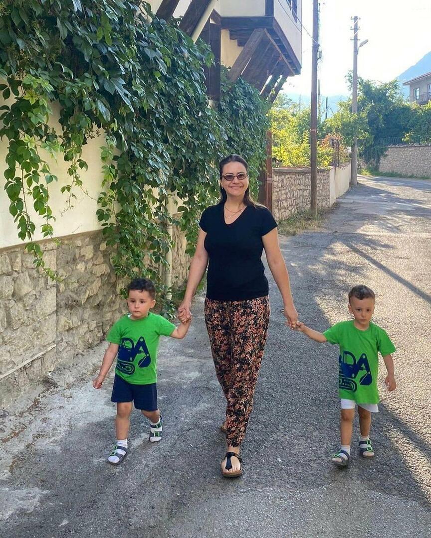 إزجي سيرتل في إجازة مع أبنائها