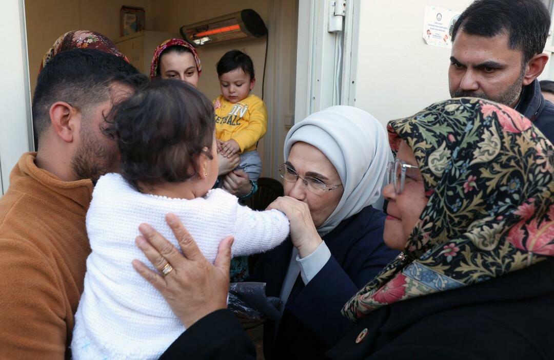 أمينة أردوغان زارت عائلات ضحايا الزلزال