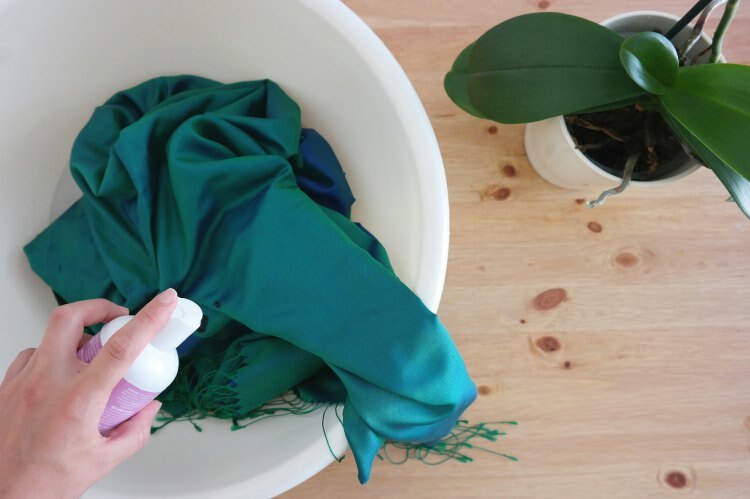 كيفية تنظيف شالات الحرير / الأوشحة في المنزل؟
