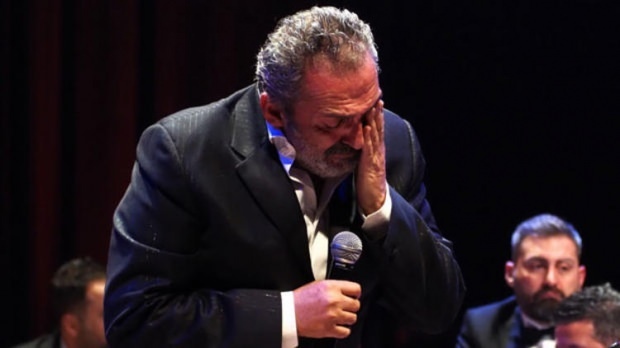 لم يتمكن Yavuz Bingöl من التحكم في دموعه على المسرح
