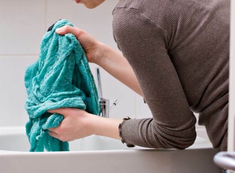 كيف تتم إزالة البقع من على البطانية؟ كيف تغسل بطانيات تنظيف البطانيات!