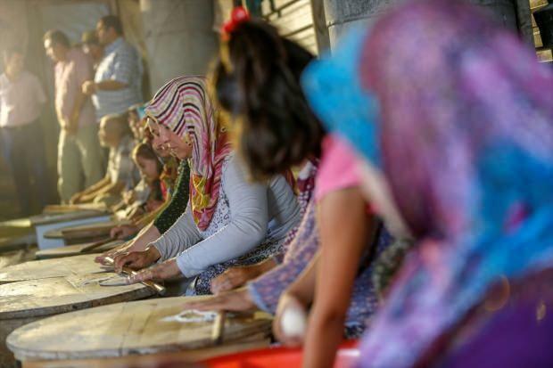 70 امرأة من أنطاليا تبيع الفطائر وتصنع المساجد