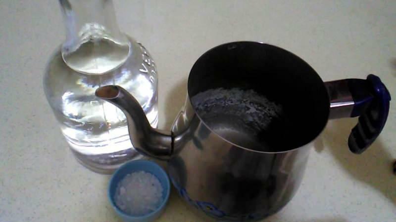 إزالة الترسبات الكلسية من إبريق الشاي بالخل