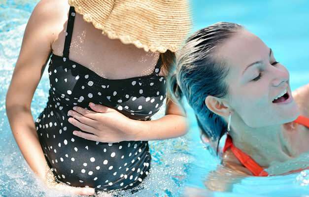 فوائد السباحة أثناء الحمل! هل من الممكن دخول حمام السباحة أثناء الحمل؟