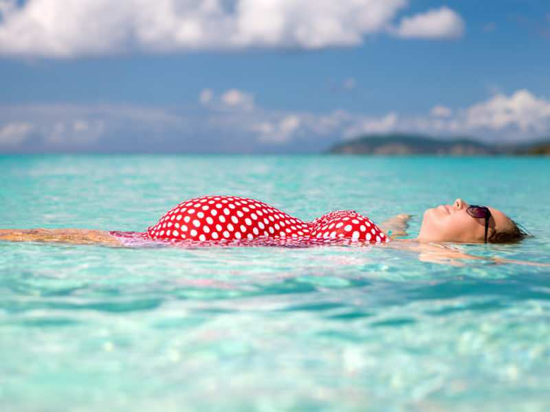 أوضاع السباحة وفوائده أثناء الحمل! هل من الممكن السباحة في البحر أو المسبح الحراري أثناء الحمل؟