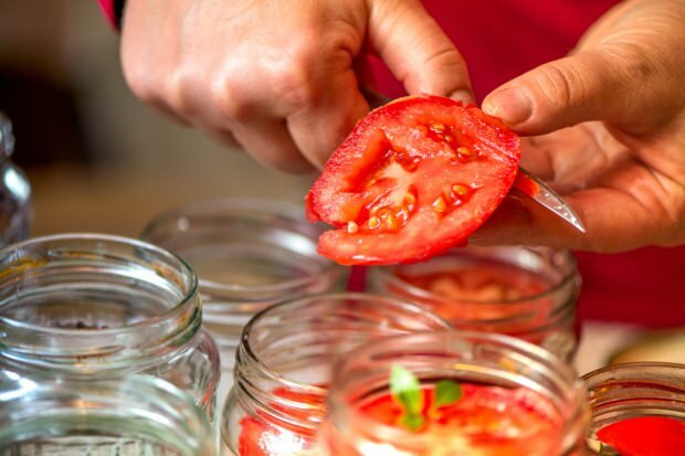 كيفية صنع الطماطم المعلبة