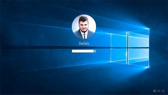شاشة تسجيل الدخول Windows 10 Hero Image