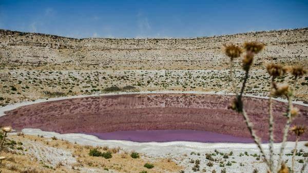 تحول لون بحيرة مييل أوبروك إلى اللون الوردي!