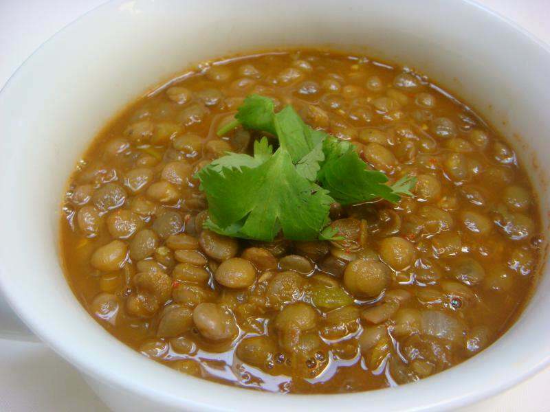 كيف تصنع حساء العدس الأخضر المتبل بأسلوب المطعم؟