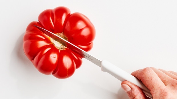 كيفية تقشير قشر الطماطم بأسهل طريقة