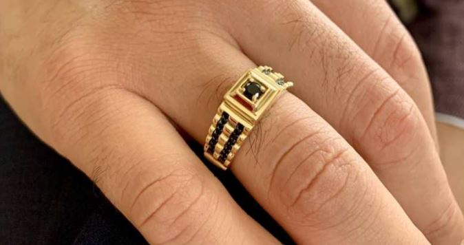 هل خاتم الذهب ممنوع على الرجال؟
