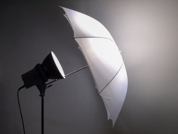تساعد مظلة الصور في إنشاء إضاءة ناعمة وجذابة لمقاطع الفيديو الخاصة بك.