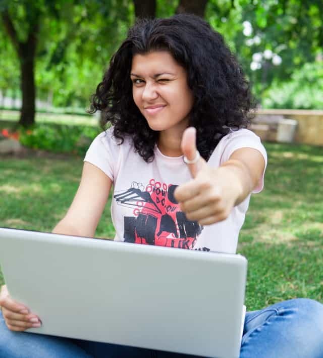 فتاة على الكمبيوتر المحمول في بارك