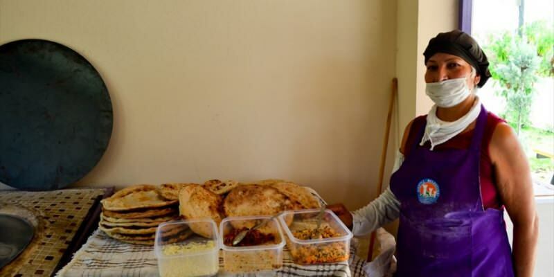 تساهم النساء في مرسين في ميزانية الأسرة بمنازلهن التندورية!