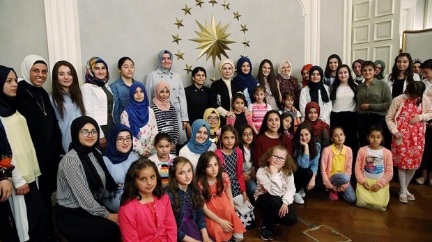 بدعوة من السيدة الأولى أردوغان ، اتخذت 8 وزارات إجراءات لصالح الأطفال!