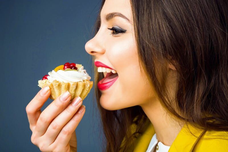 هل يضيف الطعام الحلو الوزن؟ هل يمكنك تناول الحلوى في النظام الغذائي؟