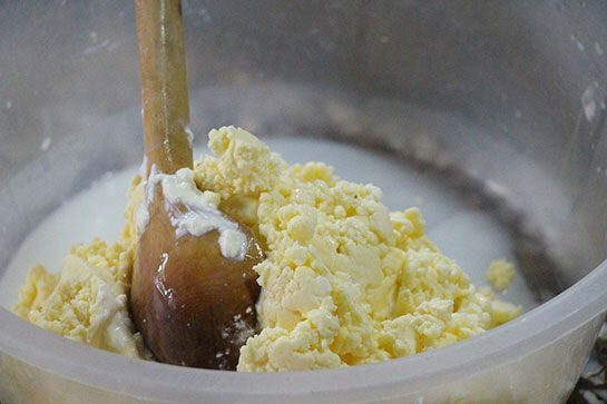 كيفية صنع الزبدة من الحليب الخام