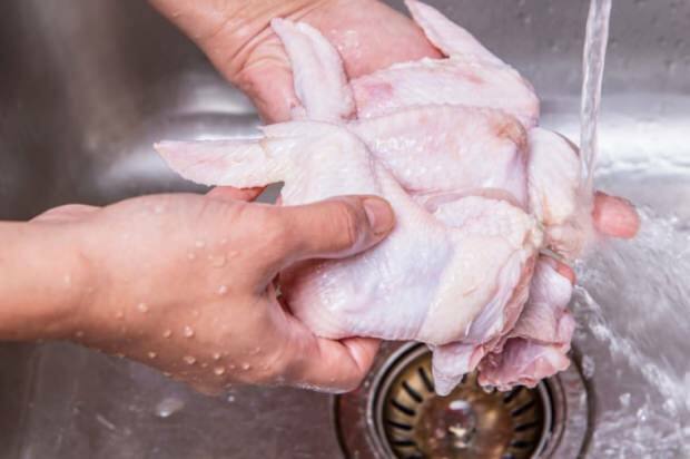 كيف يجب تنظيف الدجاج؟