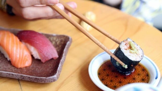 كيف تأكل السوشي؟ كيف تصنع السوشي في المنزل؟ ما هي حيل السوشي؟
