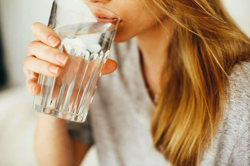 هل شرب الماء يجعلك تفقد الوزن؟ متى تشرب الماء؟ التخسيس بالماء