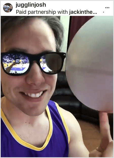ينشر جوش هورتون صورة لحملة مع Jack in the Box و LA Lakers. يرتدي جوش نظارة شمسية عاكسة وقميص ليكرز ويبتسم للكاميرا بينما يدور كرة.