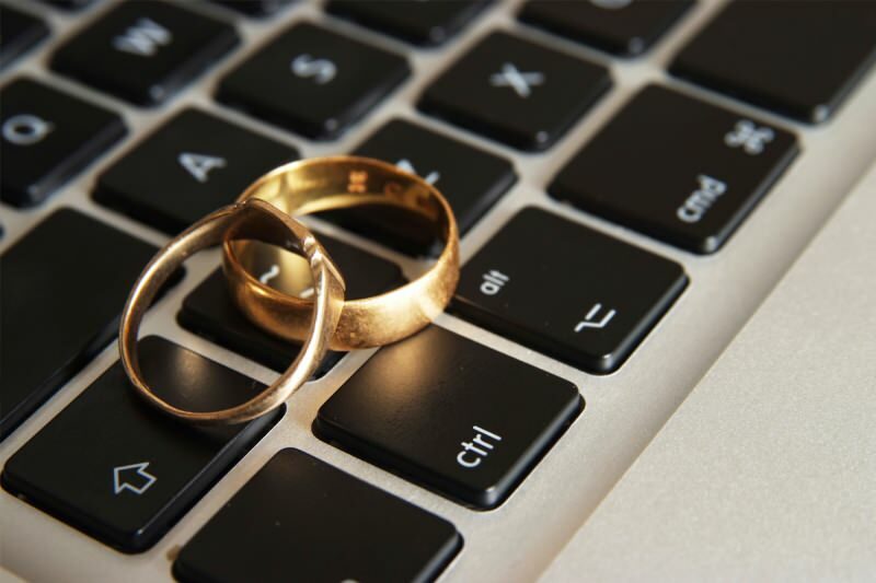 هل الزواج عبر الإنترنت جائز؟ الزواج من خلال الاجتماع عبر الإنترنت