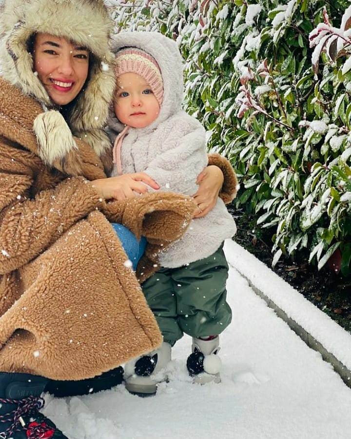 الثلج مع ابنتها ليلى من الممثلة سيدا باكان!