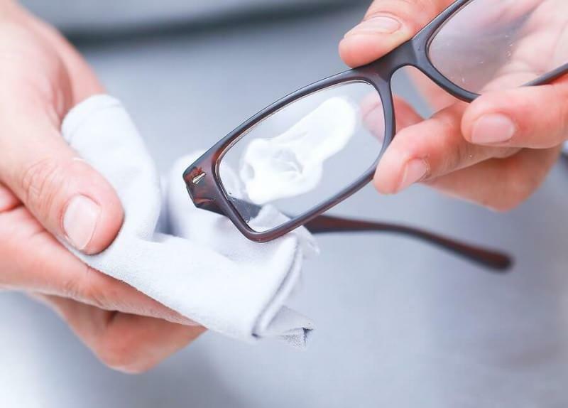 كيفية إزالة الخدوش من النظارات