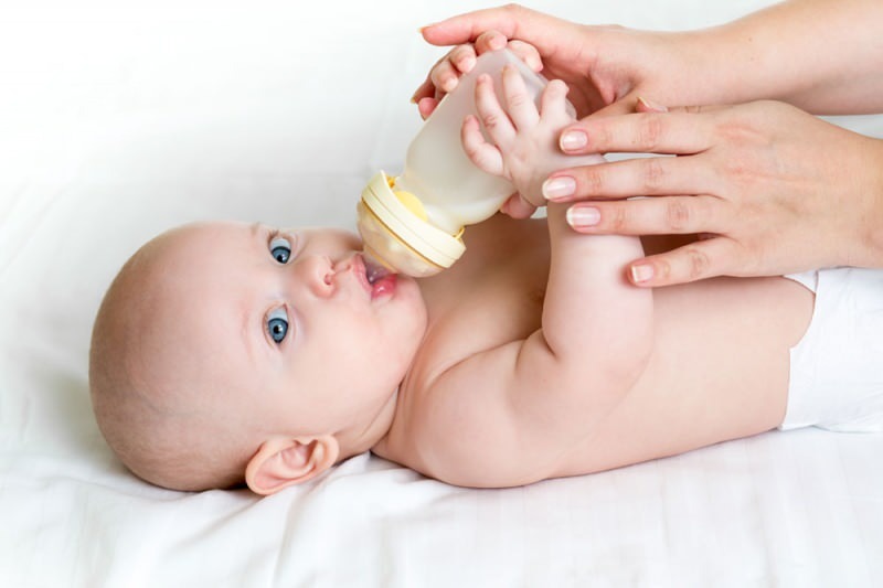 استخدام زجاجة الرضاعة لحديثي الولادة
