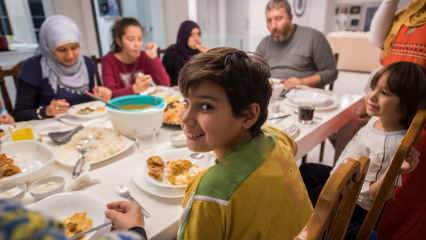 عادات لا غنى عنها من السحور ووجبات الإفطار التي تقام مع العائلات في رمضان