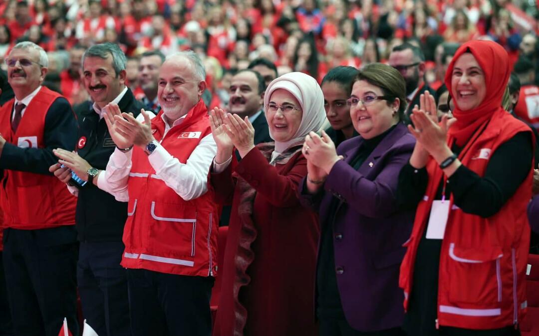 تحدثت أمينة أردوغان في حفل توزيع جائزة Red Vest الدولية للتطوع