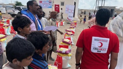 مساعدات غذائية للمهاجرين في اليمن من الهلال الأحمر التركي