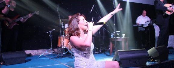 أعلن المغني اليوناني أناستاسيا كالوجيروبولو أداء في TRNC ، خائن