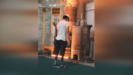 الشاب يصلي بساقيه الاصطناعية في مسجد آيا صوفيا!