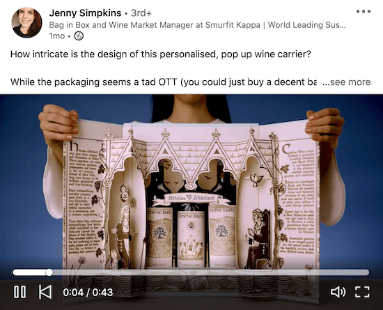 مثال على فيديو مرتبط بـ LinkedIn من Jenny Simpkins يوضح كيفية استخدام العبوة التفصيلية المضمنة لحزمة النبيذ لإثارة إعجابك