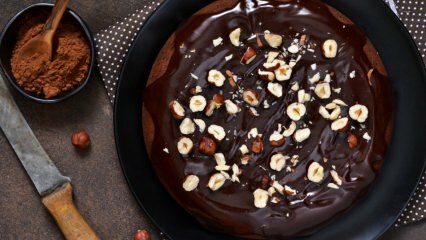 وصفة كعكة البندق العملية مع صلصة الشوكولاتة 