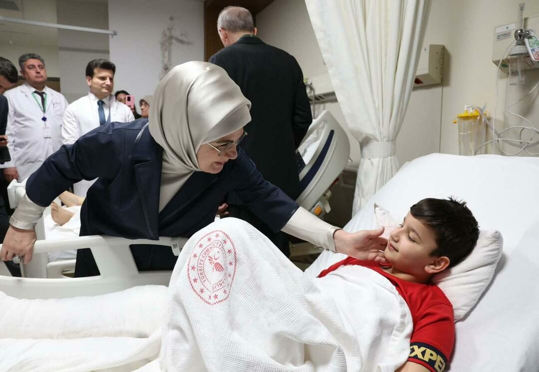 قام الرئيس أردوغان وزوجته أمينة أردوغان بزيارة ضحايا الزلزال
