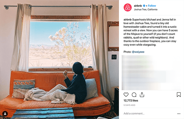 هذه لقطة شاشة لمنشور Instagram من Airbnb. يروي قصة زوجين يستضيفان أشخاصًا في منزلهم عبر Airbnb. في الصورة ، شخص يجلس على أريكة برتقالية تحت بطانية مغزولة باللون البيج وينظر من النافذة إلى منظر صحراوي. تقول ميليسا كاسيرا إن هذه القصص هي مثال على شركة تستخدم التغلب على حبكة الوحش في تسويقها على وسائل التواصل الاجتماعي.