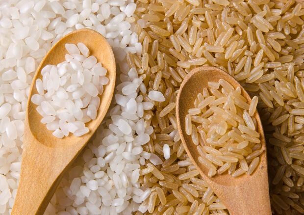 الأرز البني مع الأرز الأبيض