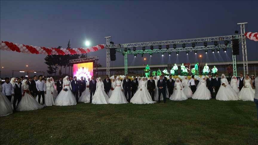 وأقيمت حفلات الزفاف وحفلات الزفاف لـ 100 من ضحايا الزلزال
