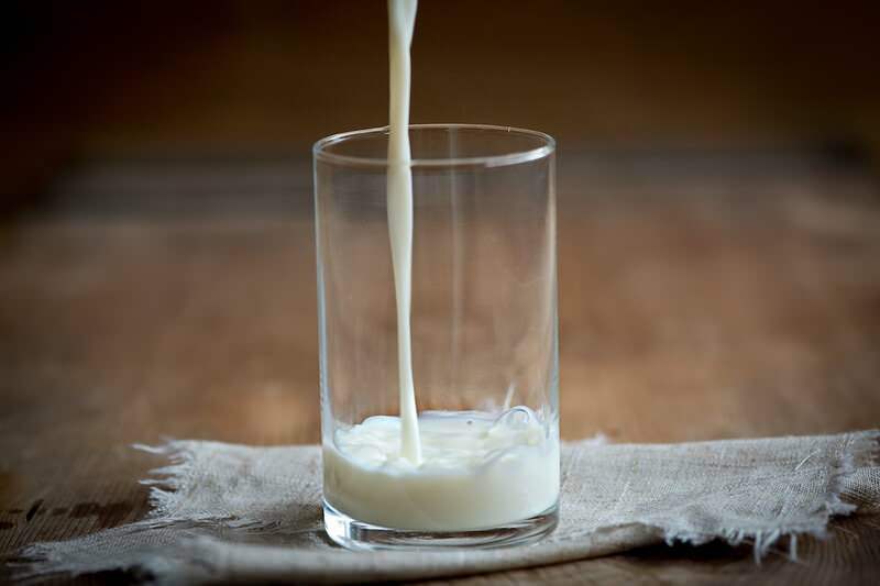 كيفية تجنب الرذاذ عند صب الحليب