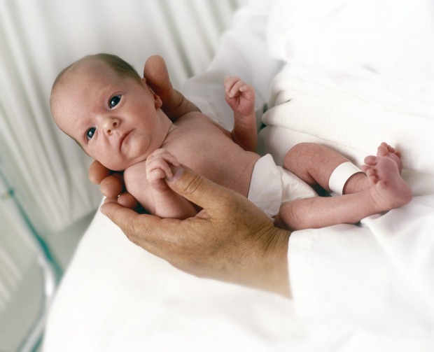 ما هو مرض بيلة الفينيل كيتون عند الرضع؟