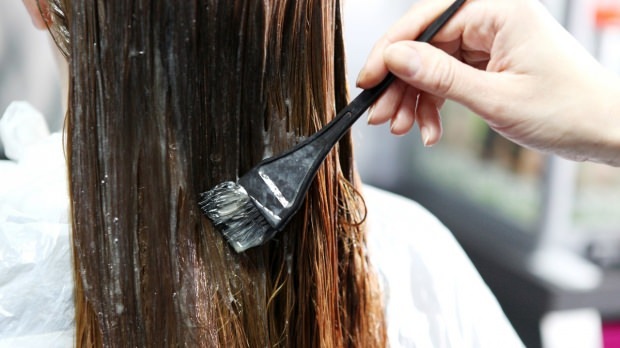 كيف تصبغ صبغة الشعر؟ اقتراحات حل الأعشاب لتجفيف صبغ الشعر
