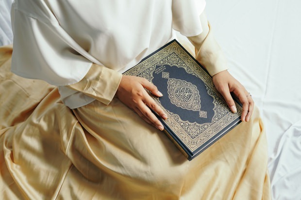 ما أجر قراءة سورة الكهف يوم الجمعة؟ النطق العربي وفضائل سورة الكهف!