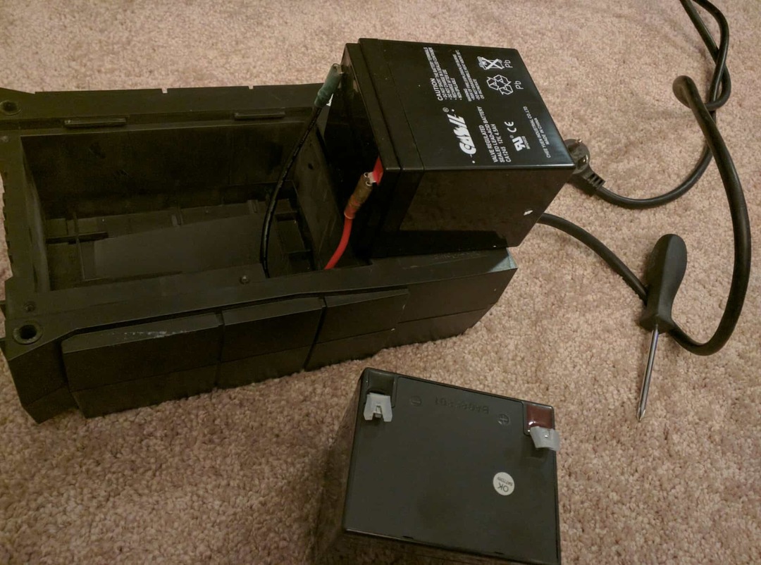 إصلاح DIY Surge Protector: استبدل بطارية UPS الخاصة بك ووفر 30 إلى 150 دولارًا
