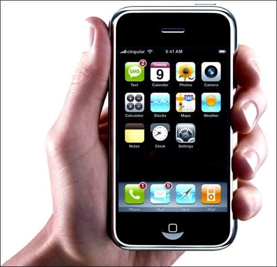 أول iPhone