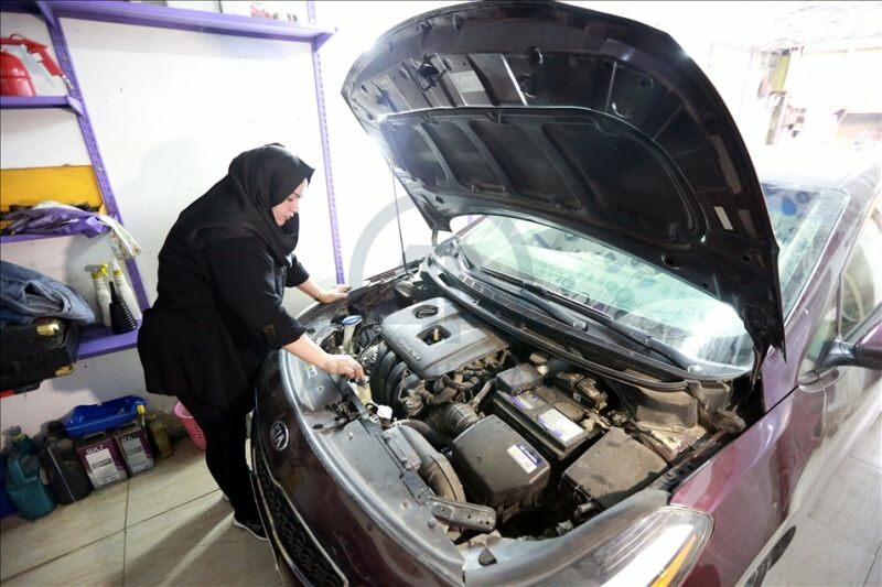 خريجات ​​جامعتان ، أم رضا ، تصبح أول امرأة تعمل في مجال ميكانيكا السيارات في بغداد