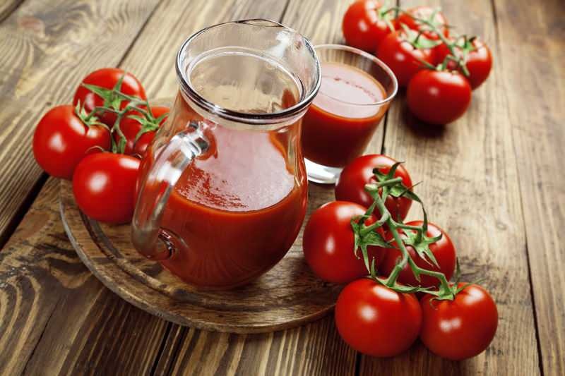تزيد الأطعمة مثل الكرفس والجزر من فوائد عصير الطماطم.
