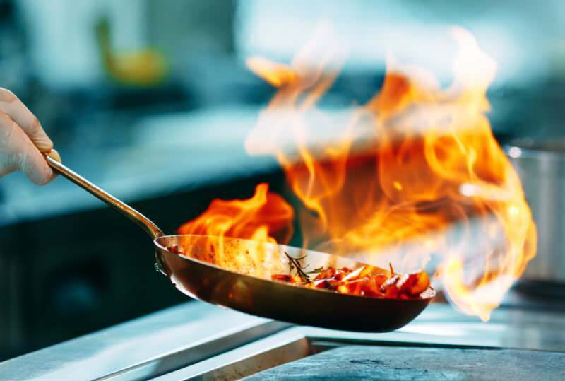 كيف تزيل البقع الزيتية وتحرق الأطباق؟ أسهل إزالة الزيوت وحرق البقع