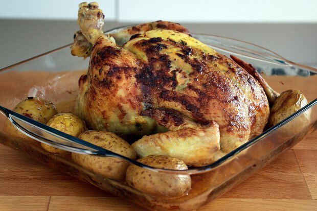 كيف تطبخ الدجاج كله ، ما هي الحيل؟ وصفة دجاج كاملة في فرن لذيذ